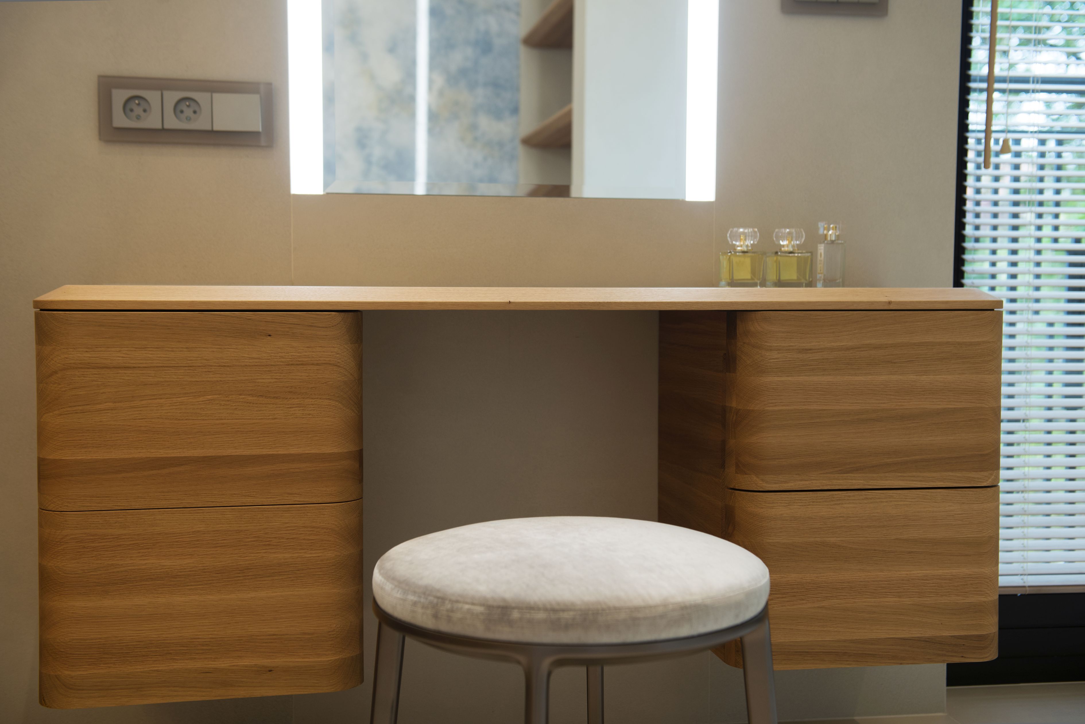 Zaprojektowana przez nas toaletka, została wykonana z litego drewna dębowego. Jej obłe kształty idealnie wpisują się w charakter pokoju kąpielowego.